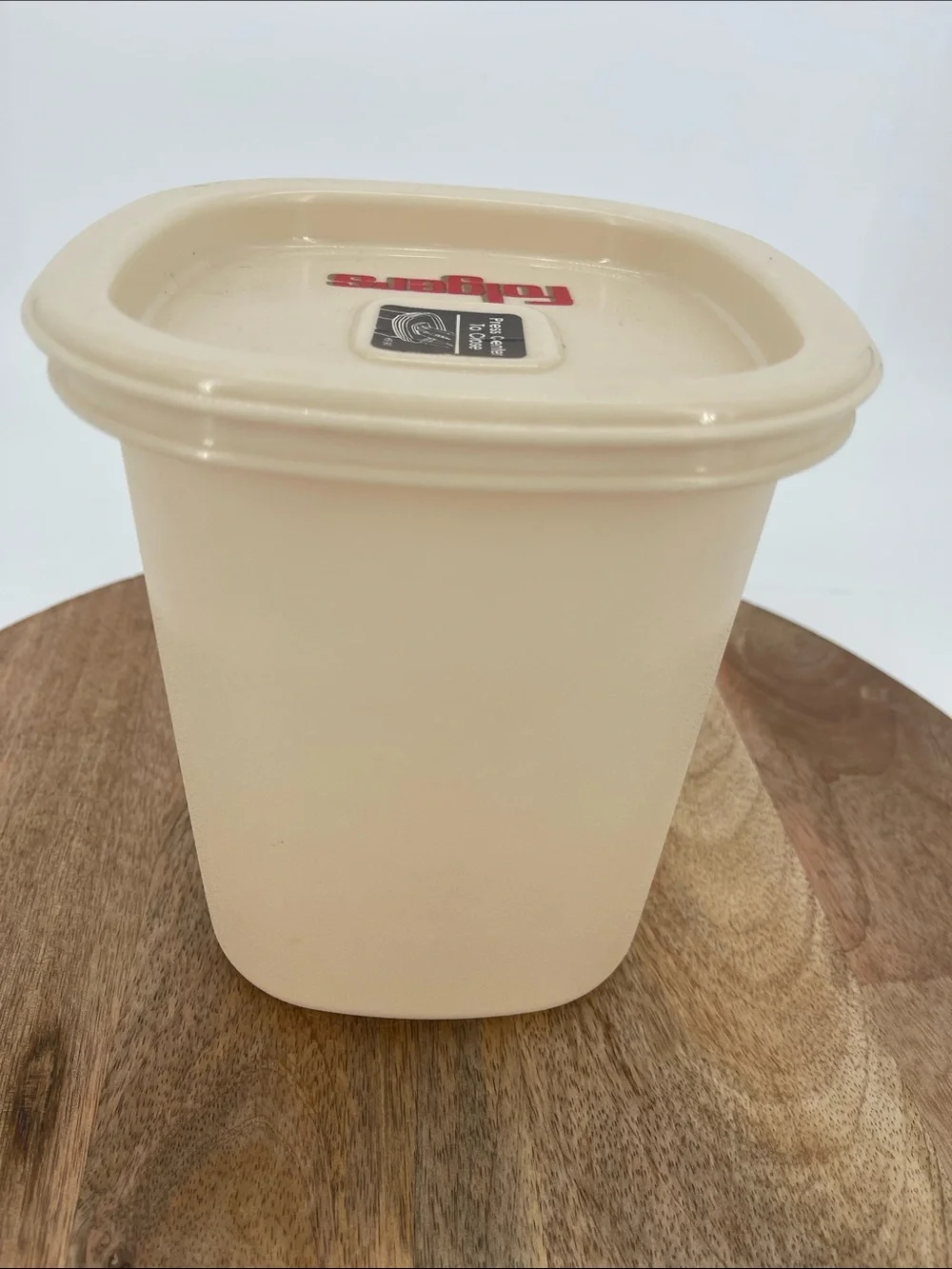 Vintage Rubbermaid Folgers Coffee Servin Saver Container-6 Cups